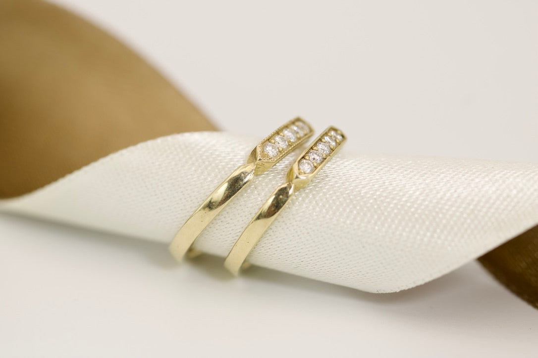 Jeneva Ring - 5 Diamond Gold Band