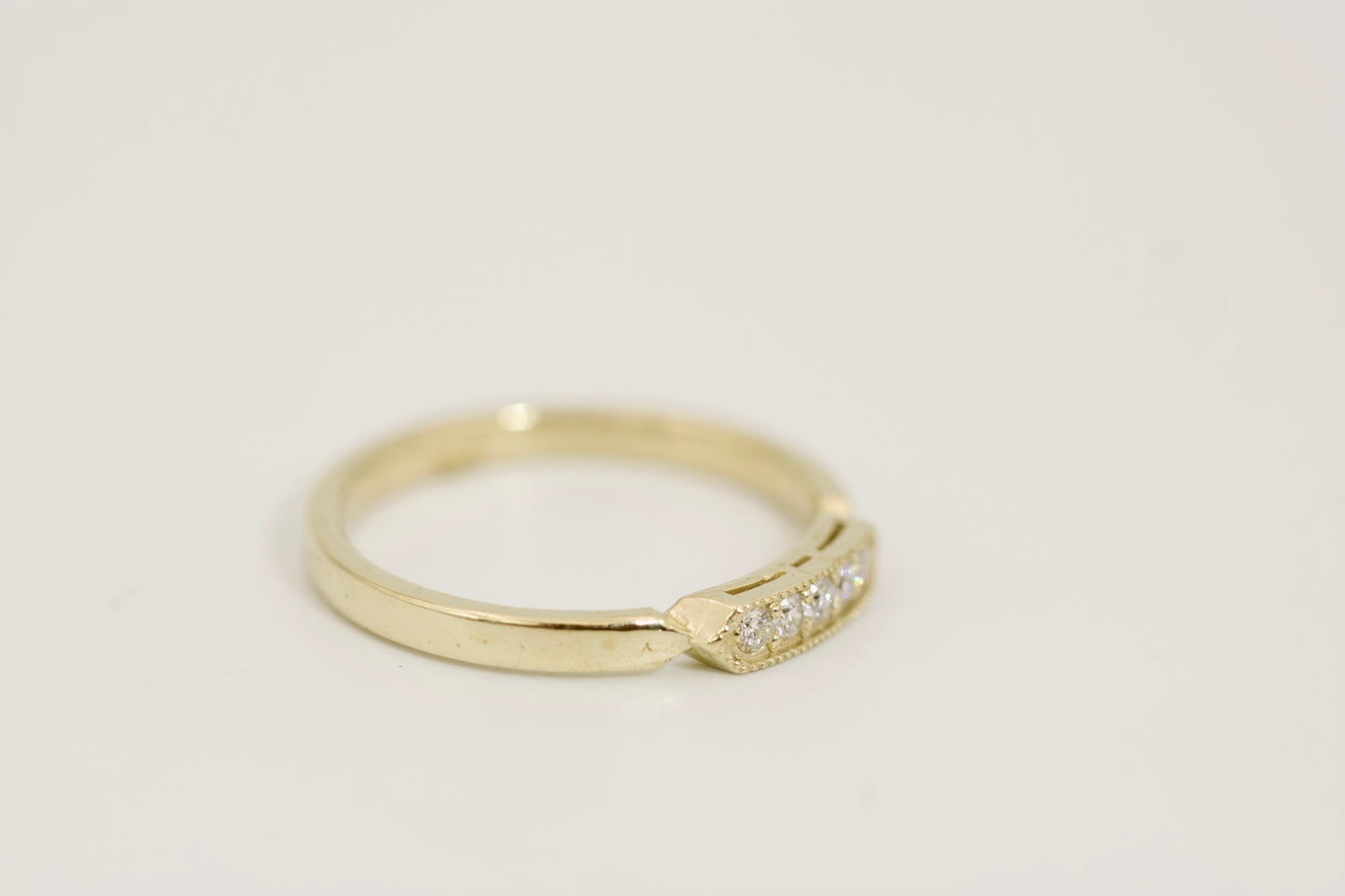 Jeneva Ring - 5 Diamond Gold Band