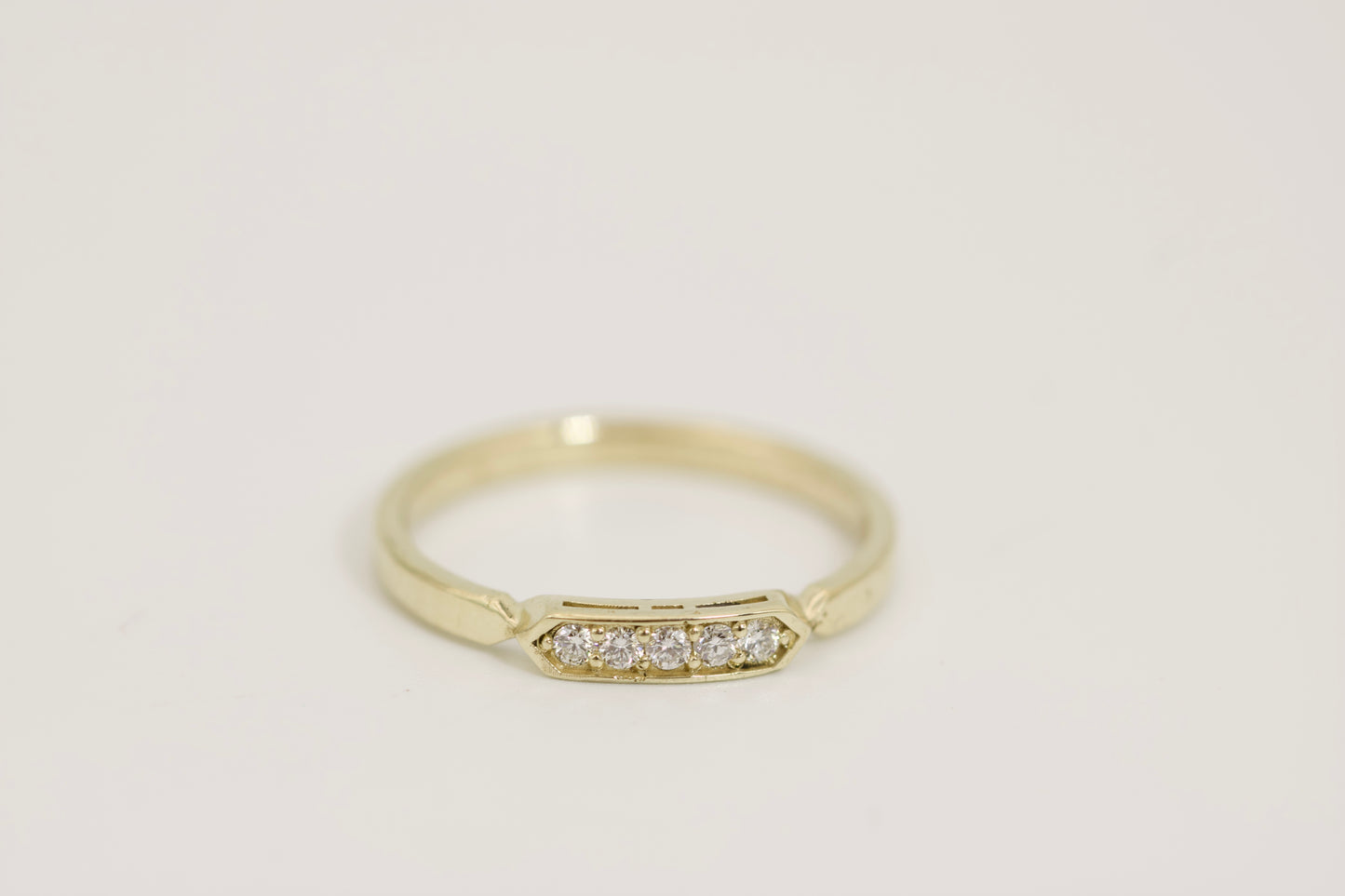 Jeneva Ring - 5 Diamond Gold Band
