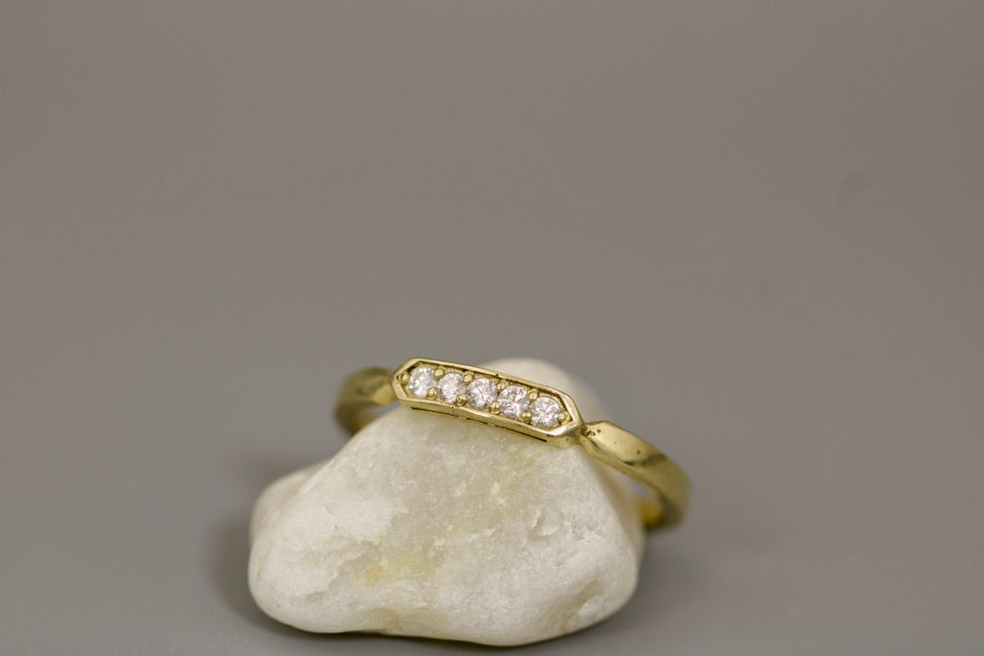 Jeneva Ring - 5 Diamond Gold Band