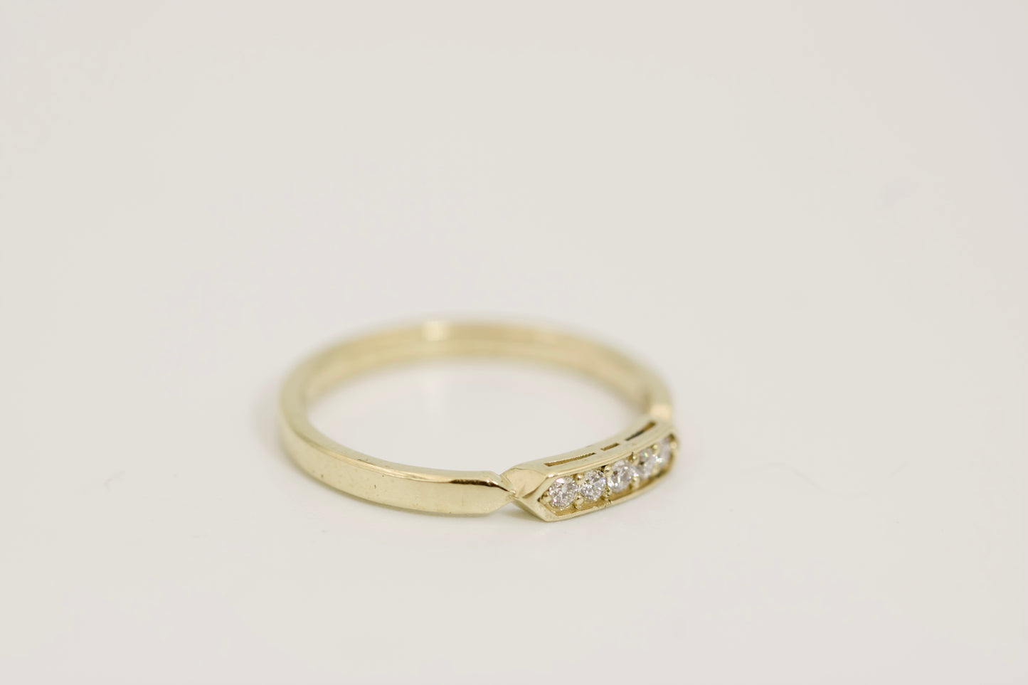 Jeneva Ring - 5 Diamond Gold Band