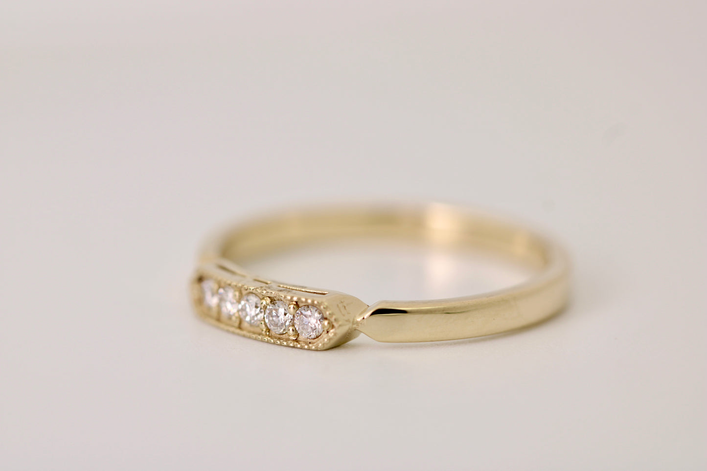 Jeneva Ring - 5 Diamond Gold Band