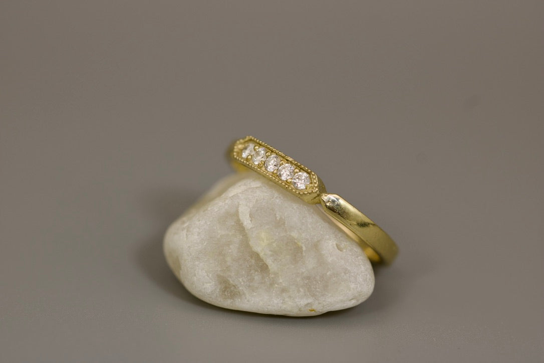Jeneva Ring - 5 Diamond Gold Band